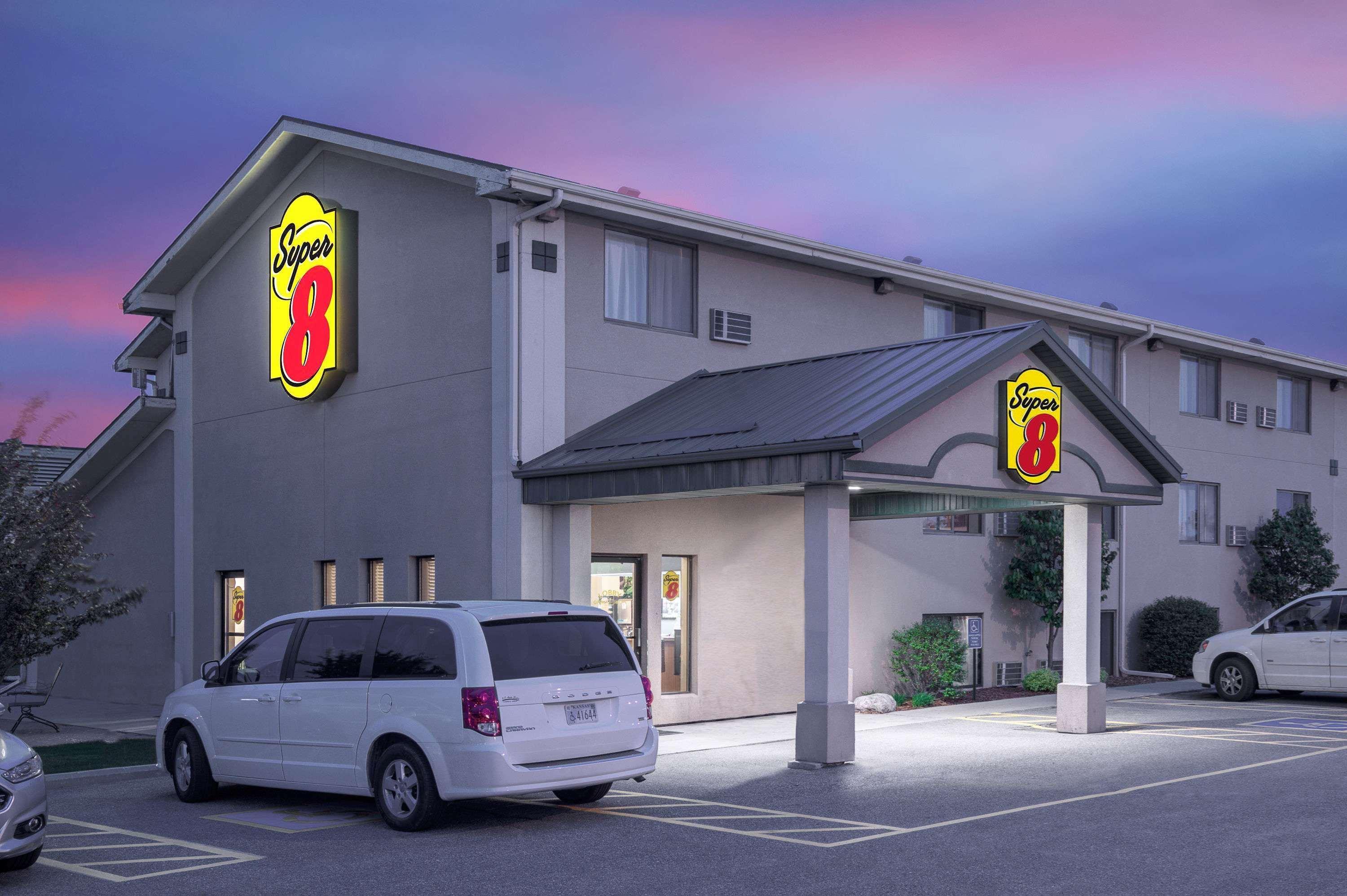 Super 8 by Wyndham Willmar Hotel Bagian luar foto