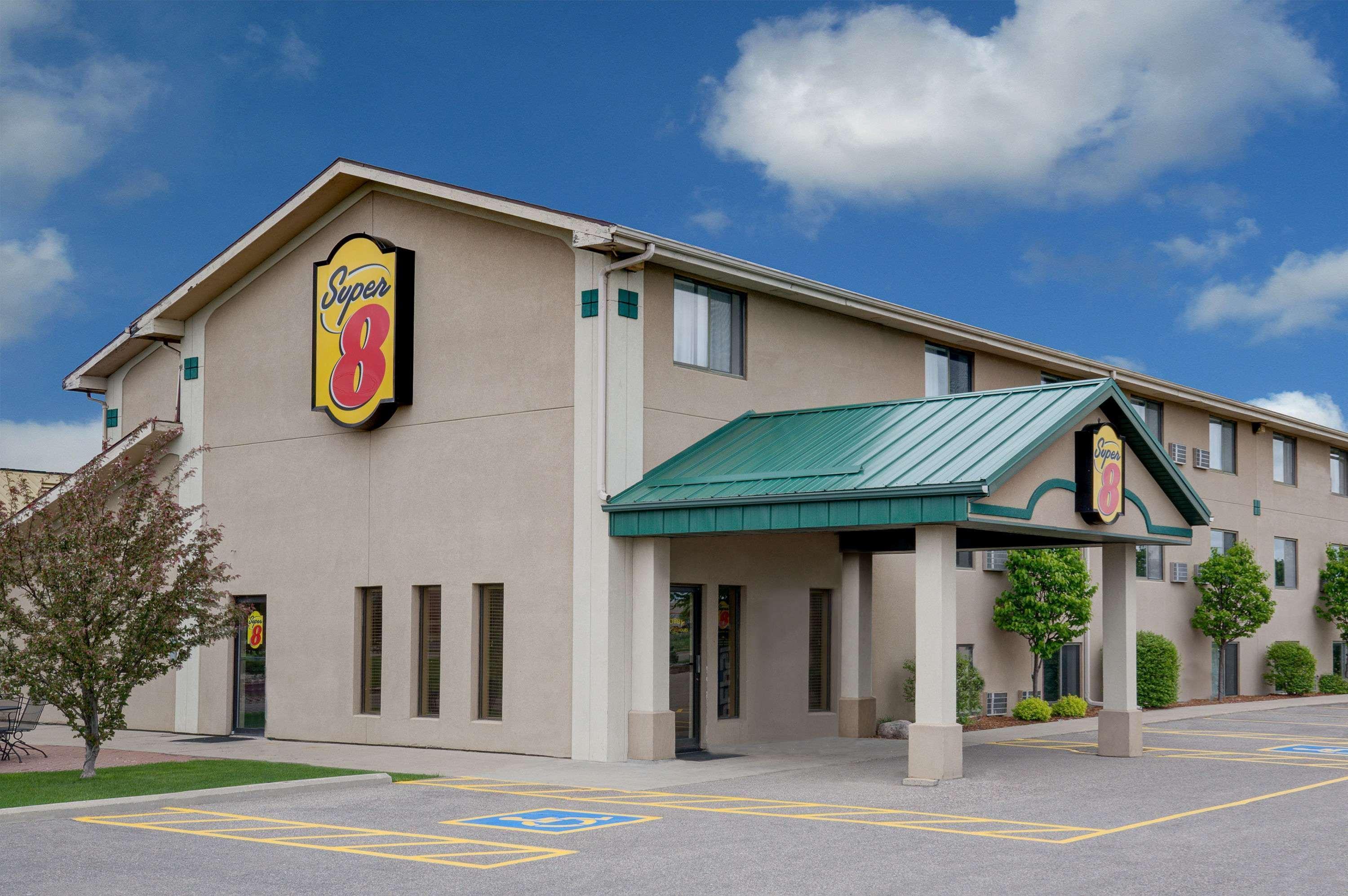 Super 8 by Wyndham Willmar Hotel Bagian luar foto
