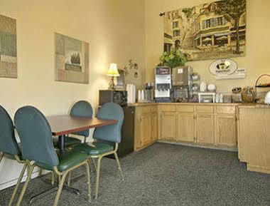 Super 8 by Wyndham Willmar Hotel Bagian luar foto