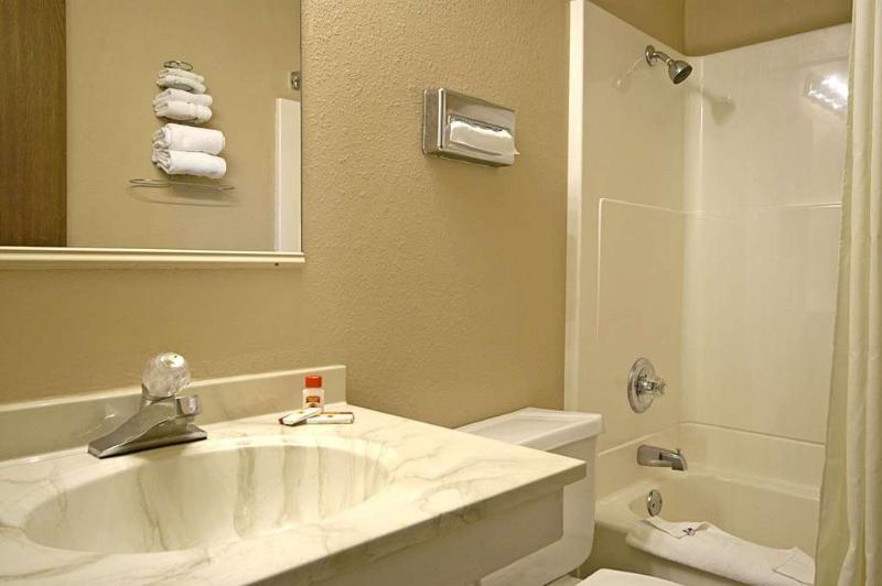 Super 8 by Wyndham Willmar Hotel Bagian luar foto